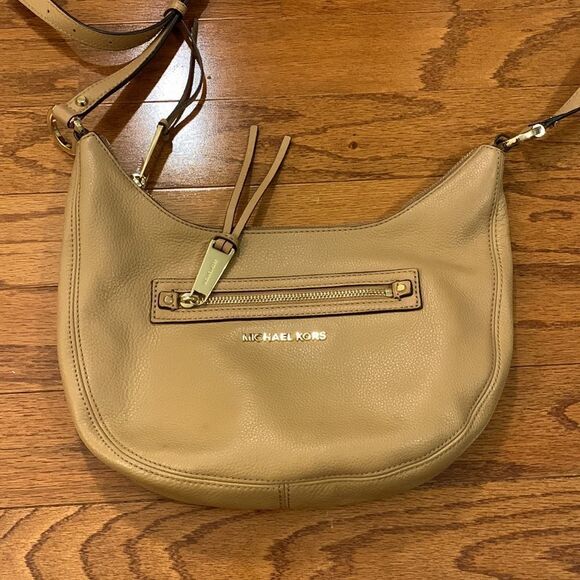Michael Kors Crossbody or shoulder bag. Camel color - Picture 8 of 10